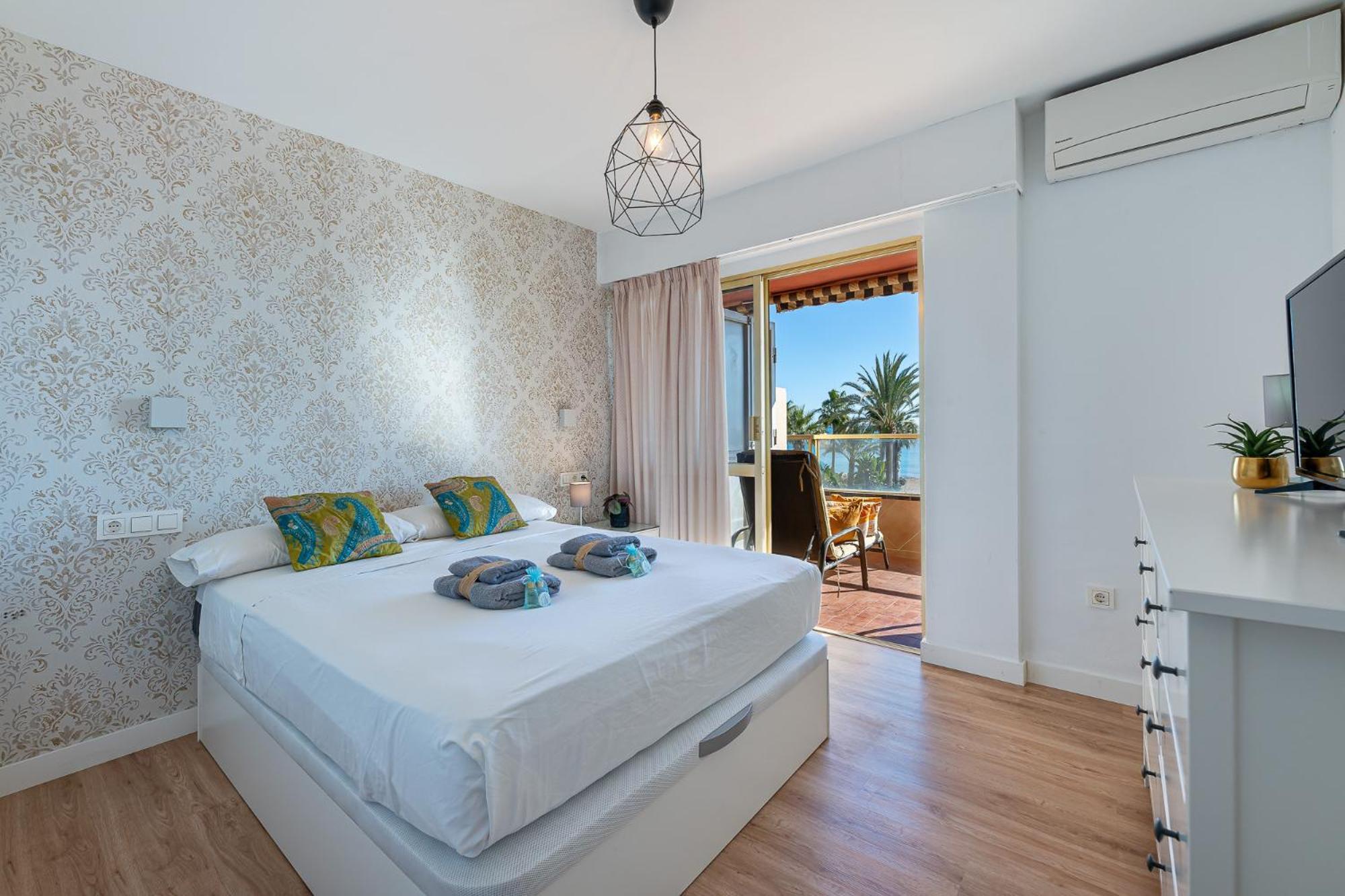 797 Holiday Rentals - Moderno Piso En Primera Linea De Playa Torremolinos Eksteriør billede